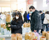 女子花7元多买贡菜，洗两遍仍有绿染料