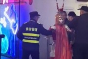 猴群不守规矩，游客裤子遭扒 网友调侃：动物界的“一言堂”