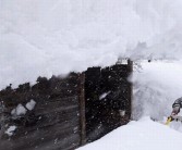 日本东北部遭遇十年一遇大雪：多地积雪厚度超往年同期三倍，日本东北大雪创纪录，积雪超往年同期三倍