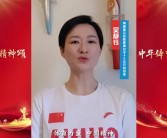 练俊杰机场暖心一幕：为全红婵背书包，展现团队深厚情谊